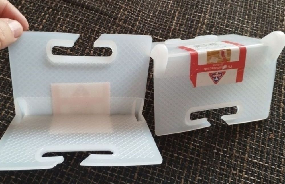 Două bucăți se dau impreuna

Protecția marginilor este realizată din P