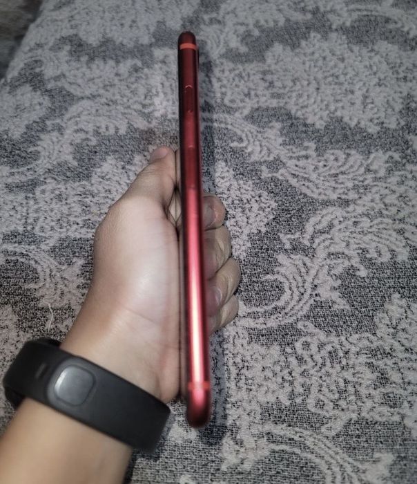 Iphone se 2020 rangi qizil