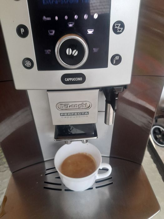 Vând expresor de cafea marca Delonghi Perfecta Cappuccino