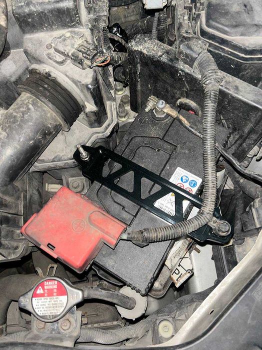 Cкоба за фиксиране на акумулатор