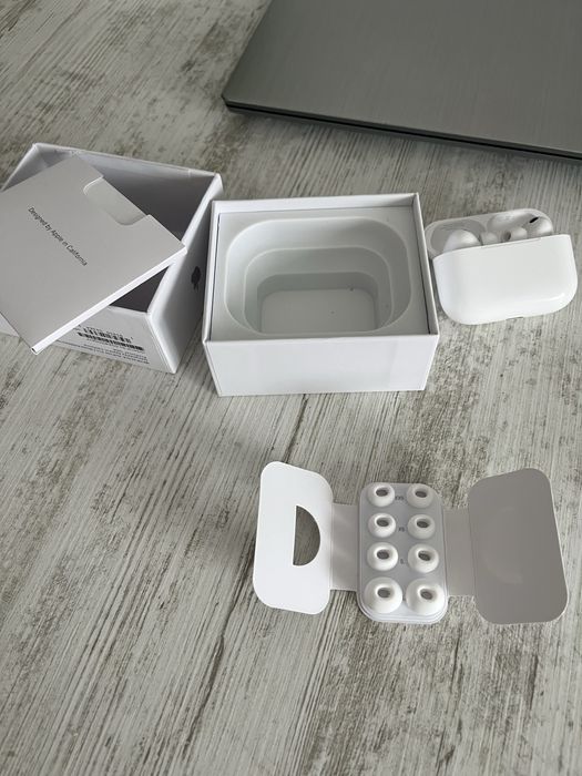 Vand Airpods pro 3 folosite