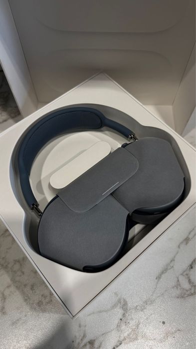 Продам новые AirPods Max (голубой)