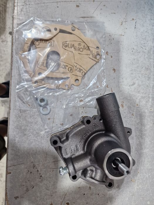 Pompa apă tractor fiat 312 originala import Italia preț 650 lei se pat