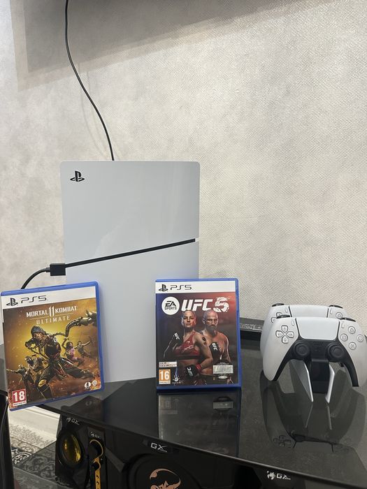 Продам пс5 slim новый почти 1 tb 2 геймпада диск UFC5