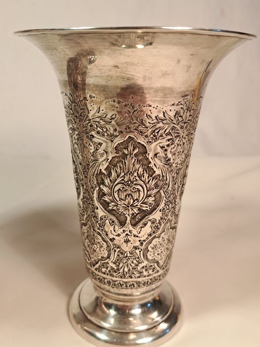 Стара сребърна ваза