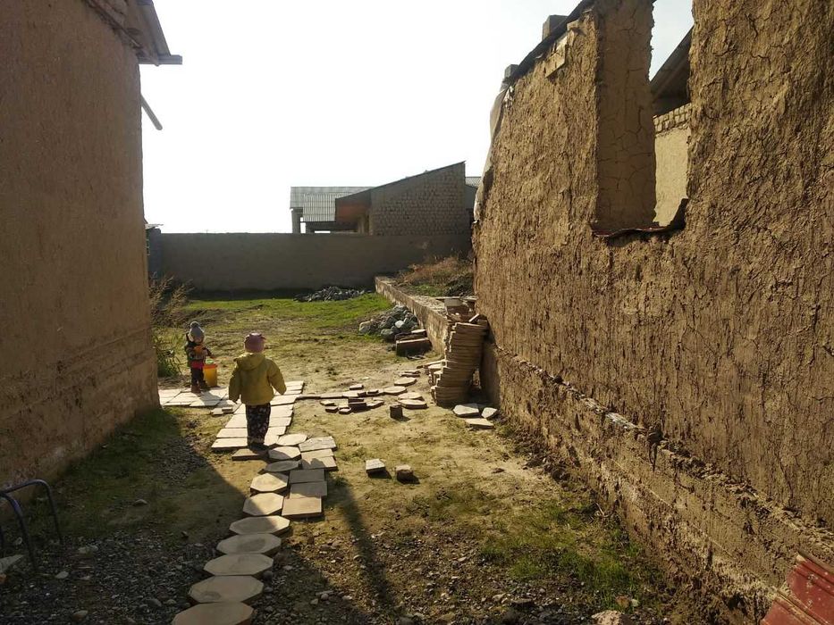 Жиззах шаҳар Бунёдкор маҳалласи Сулола тўйхонаси орқасида уй сотилади