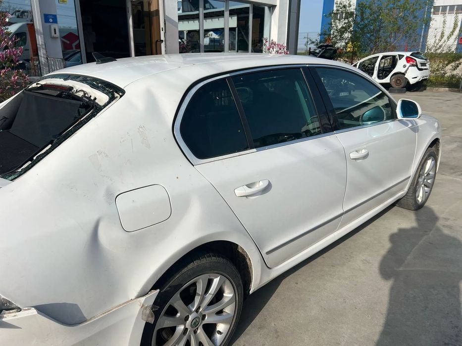 fata completa :capota,far xenon,bara,trager ,aripa skoda superb 2