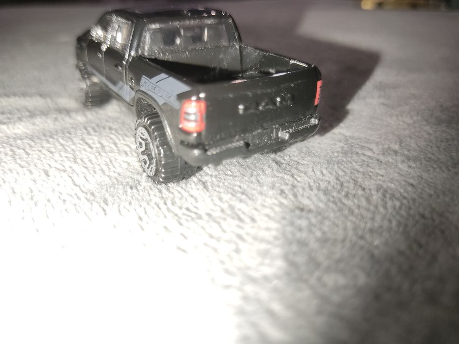 Базовая машинка "hot wheels" RAM 1500 Rebel