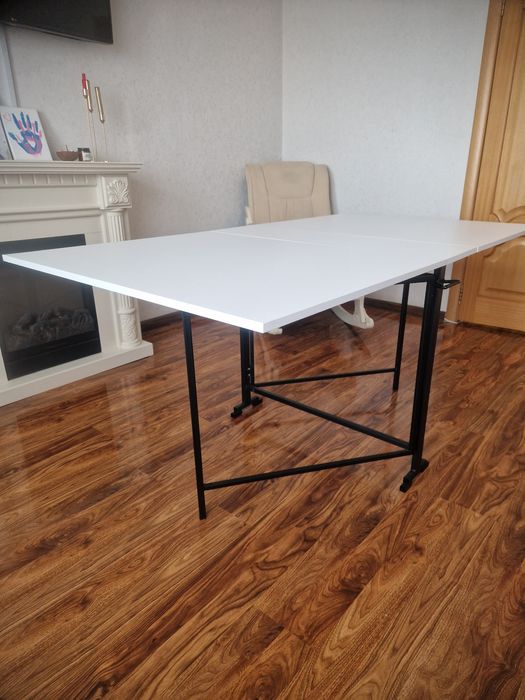 Стол кника лофт с металлическим  подстольем