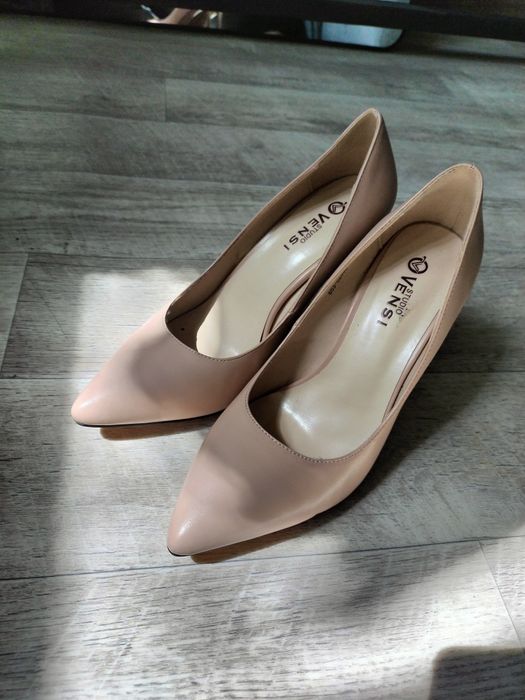 Продам Бежевые туфли