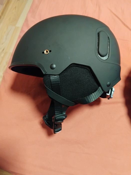 Каски за ски нови.