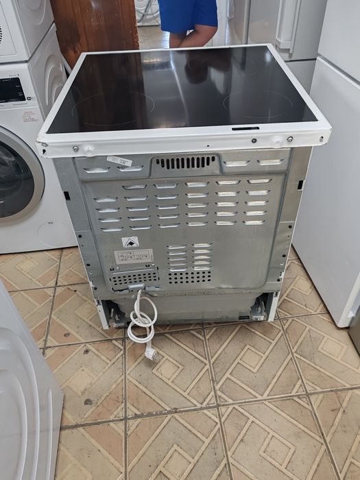 Свободно стояща печка с керамичен плот Electrolux с 2 години Гаранциия