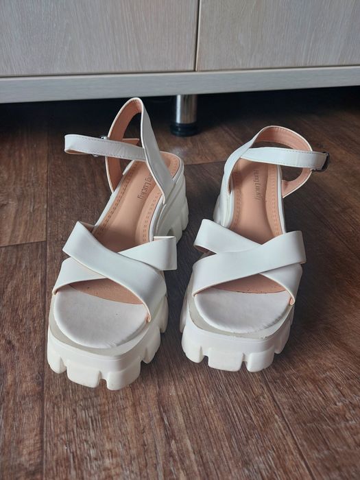 Продам босоножки  39 размер