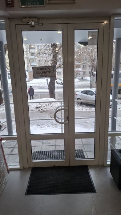 Продам алюминевую дверь