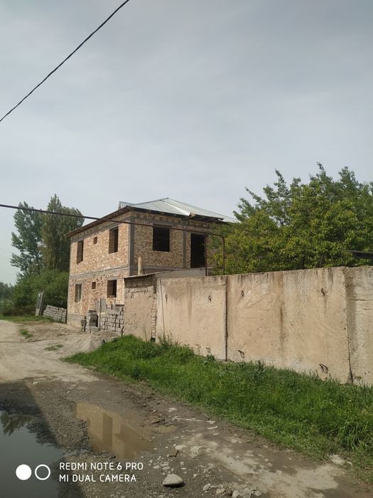 Уй сотилади 4 сутих 8 хона кутариб йопилган каробка