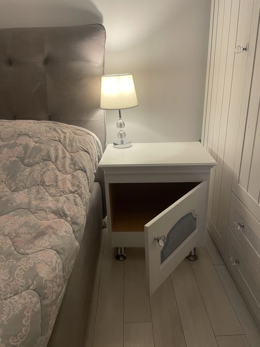 Нощни шкафчета масивно дърво