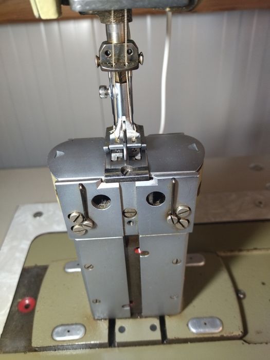 Професионална двуиглова шевна машина