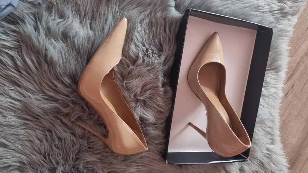 Pantofi cu toc înalt