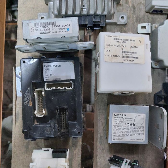 На Nissan блоки электроники.