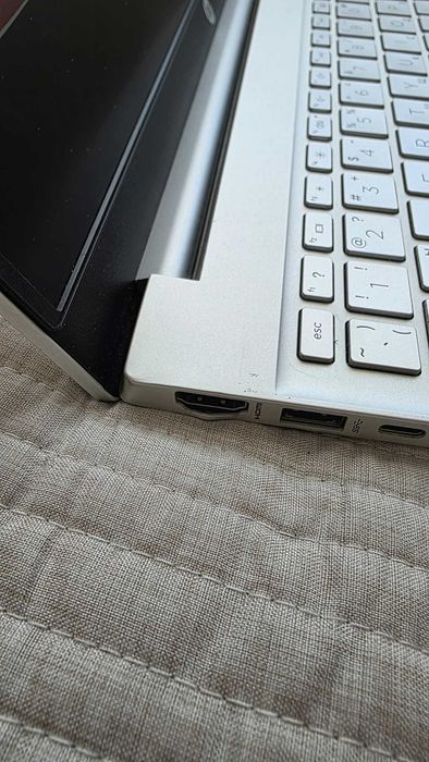 Продавам HP Pavilion 15-eh2003nu