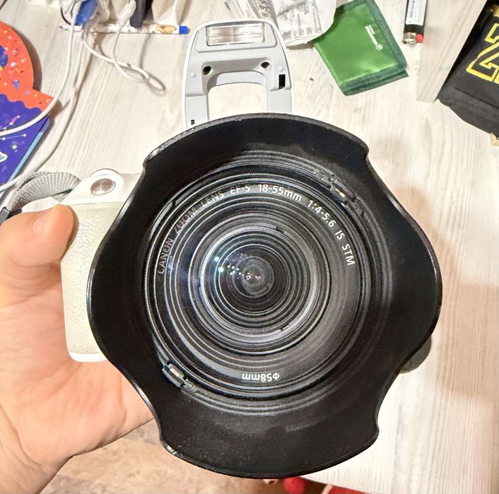 Canon EOS 200D уникального белого цвета