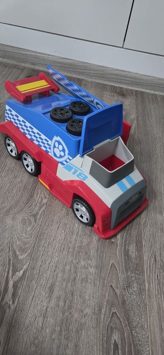 Masina de curse a cățeilor Paw Patrol