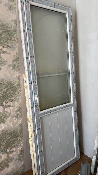 Продам пластиковую дверь с окном
