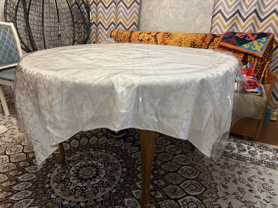 Продам 2 стола со стульями для дома