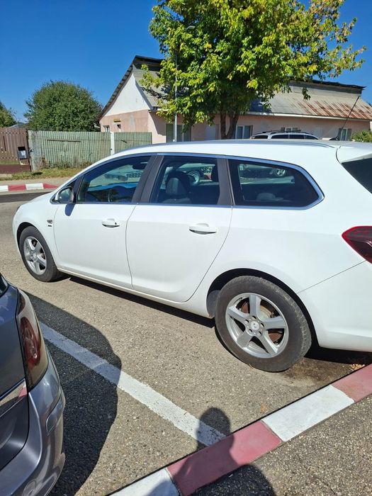 Opel Astra J sport Tourer -2011