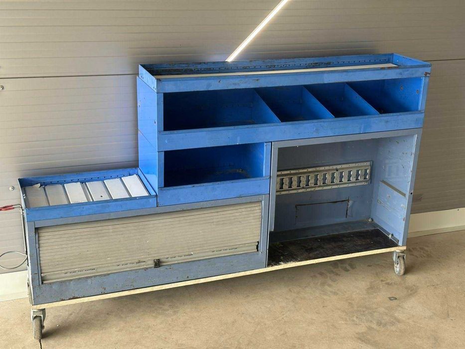 Метална работна маса на колела - лично предaване