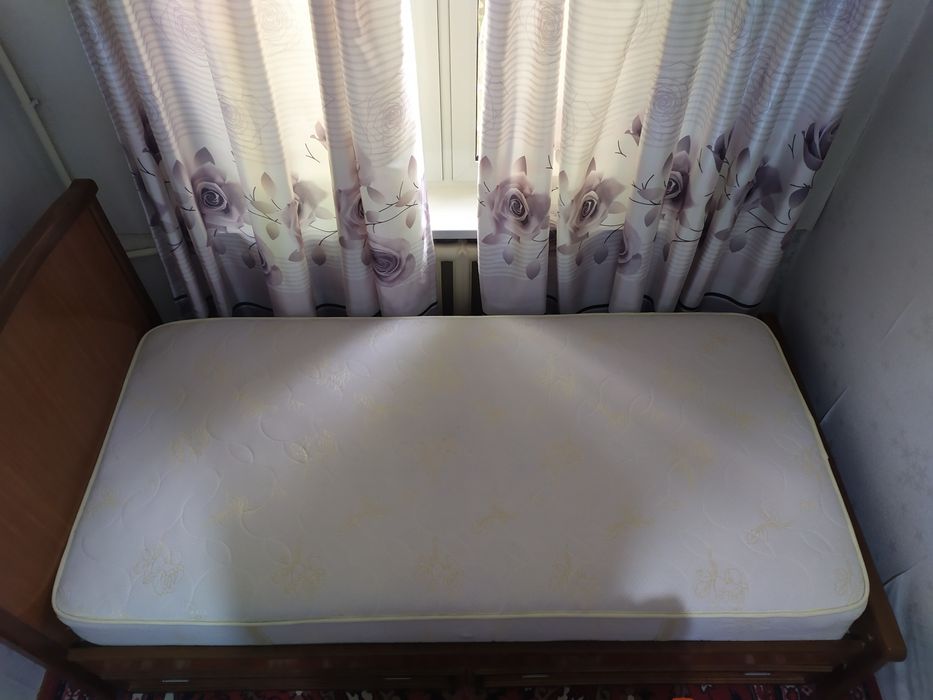 Кровать с выдвижными ящиками и матрацом