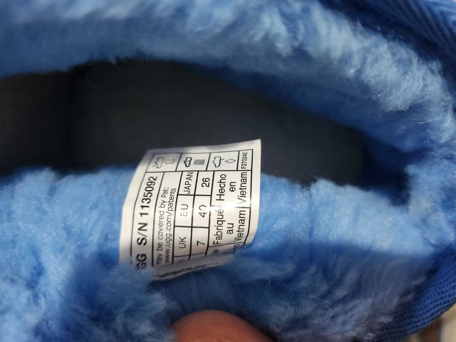 Vand UGG uri noi, cu eticheta