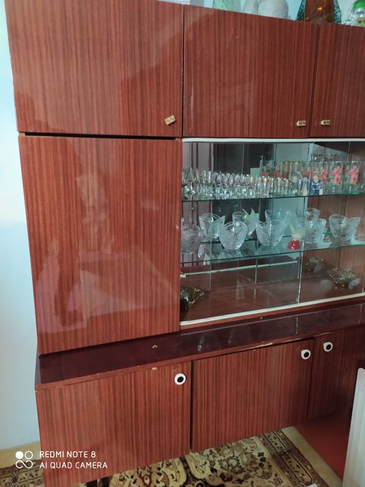 Продам сервант в среднем состаянии