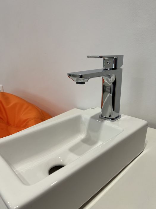 Керамична мивка за стенен монтаж Wellis Santorini