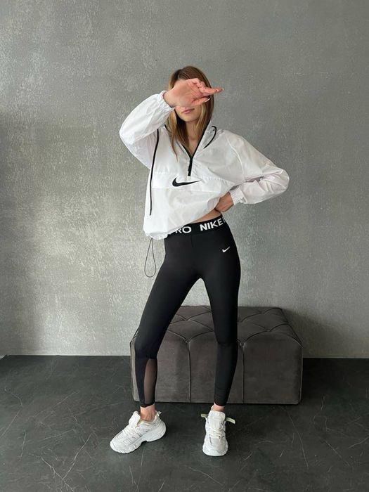 Дамска Ветровка NIKE (M и L размери)