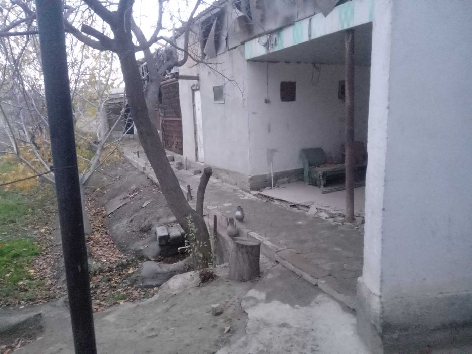 Karmana tumani Kalovot maxallasidan 14 Sotixlik Hovli sotiladi. 11xona