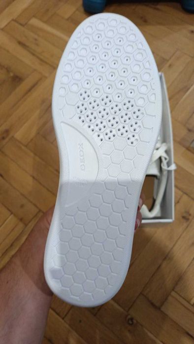 Бели ниски маратонки geox