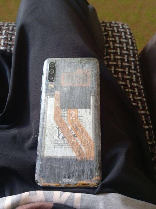 Продам телефон самсунг