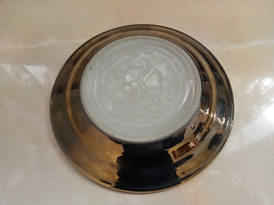 Старинная фарфоровая тарелка покрытая золотом.Цена 30 тыс