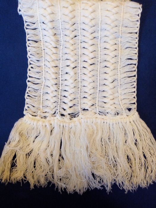 Зимна шапка и шал ръчно плетени нови