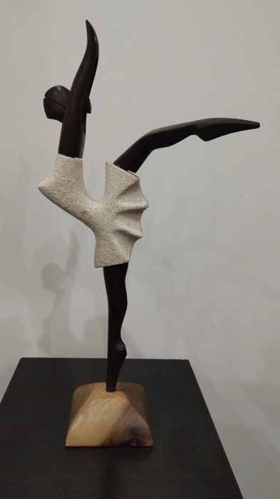 Прекрасна статуетка на балерина. Дърво.