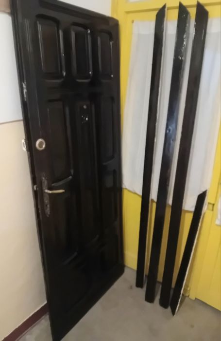Vând ușă din lemn de brad