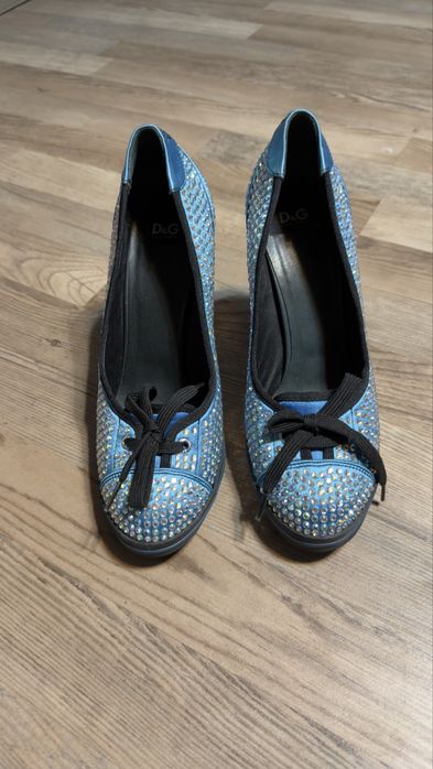 Сандали с висок ток