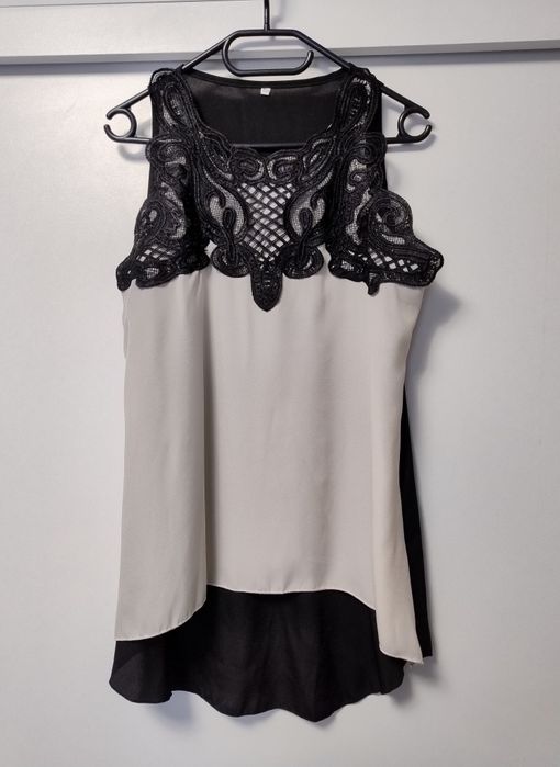 Bluza asimetrica fara mâneci cu broderie 
Potrivită unui S/M/L
Bust: 9