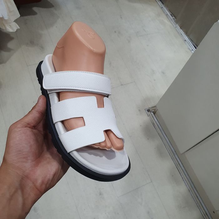 Ayollar oyoq kiyimi