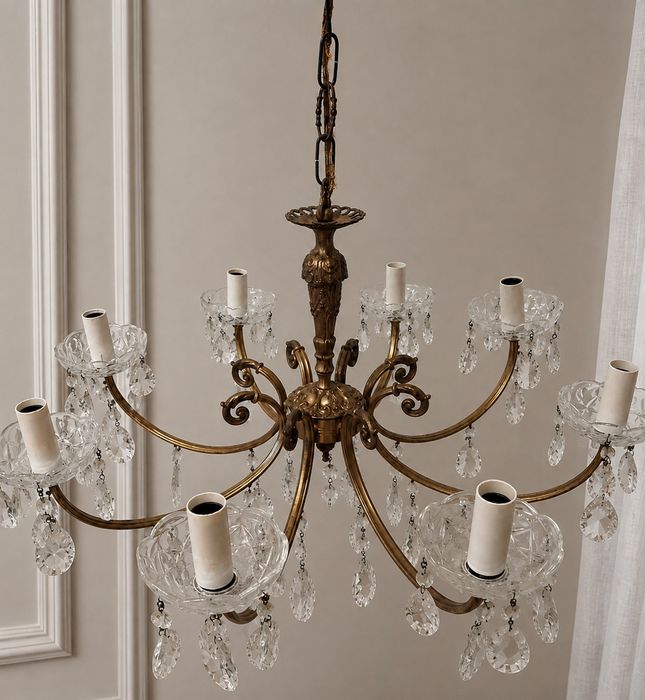 Candelabru antic în stil Victorian cu 8 brate din alama masiva și elemente din cristal,piesa cu o lucrătură de o foarte mare finețe