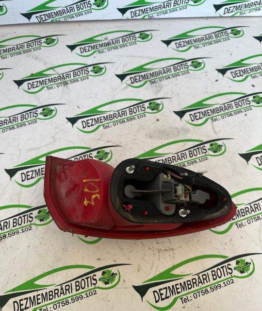 Lampa stop dreapta pe aripa Alfa Romeo 147 prima generatie