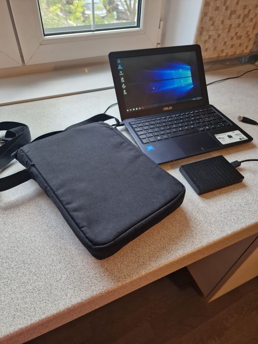 Laptop Asus 202S ca nou 4GB RAM + Geanta originala