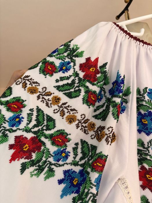 Camasa tradițională cu margele