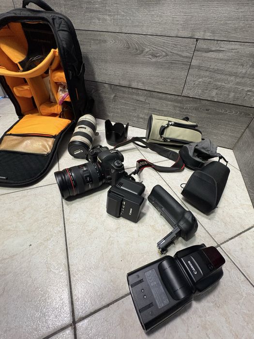 Фотоапарат Canon с два обектива Canon
